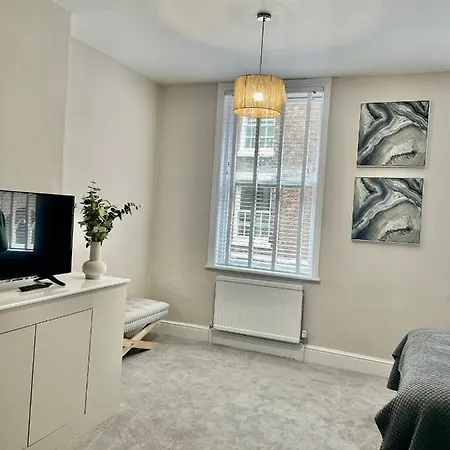 Spacious Townhouse In The Heart Of Apartment Malton